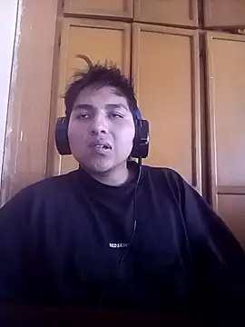 Snapshot of LoganFinds chatting on December 3, 2025, 2:59 pm LoganFinds online show from December 3, 2025, 2:59 pm
