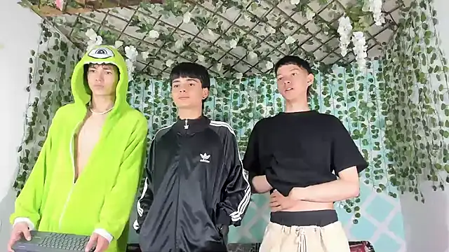 Fresahot2005 online show from February 21, 2025, 1:22 pm