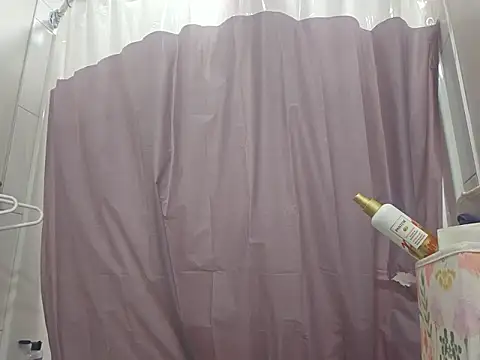 Snapshot of erinSmiles chatting on November 19, 2025, 6:35 am erinSmiles online show from November 19, 2025, 6:35 am