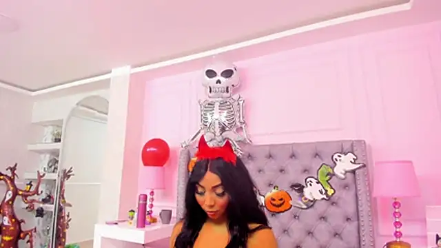 HaileeRoberts online show from October 24, 2025, 12:45 pm