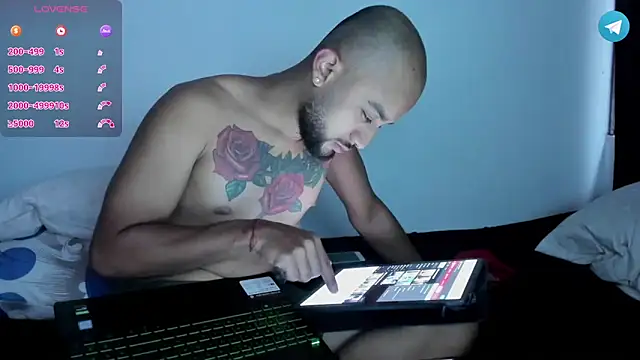 Snapshot of Alanna_Couple chatting on December 3, 2024, 7:55 pm Alanna Couple online show from December 3, 2024, 7:55 pm