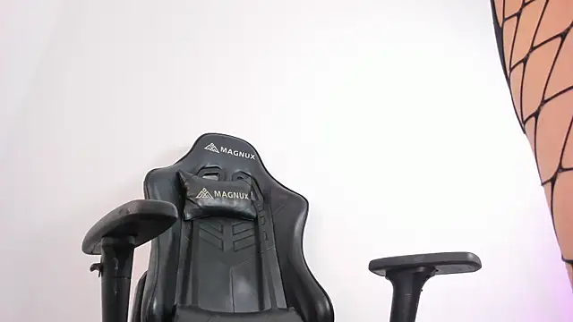 selena robertss  online show from October 18, 2025, 2:03 am