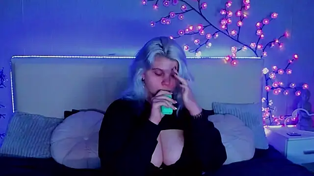 JoannLowe online show from November 2, 2025, 8:33 pm