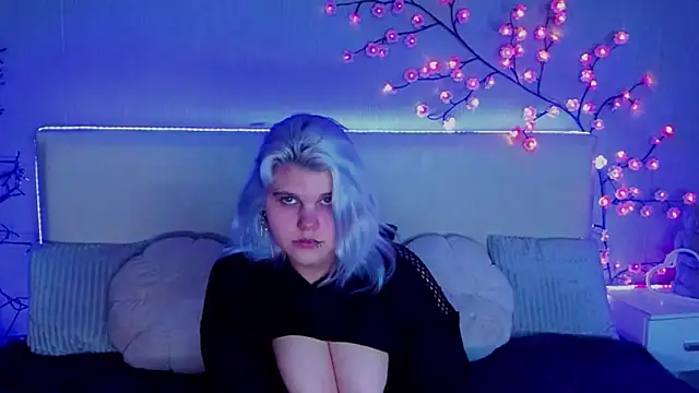 JoannLowe online show from November 9, 2025, 8:07 pm