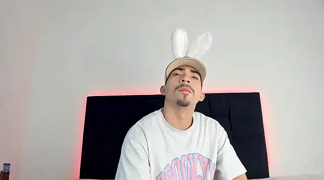 Snapshot of Dalejandr0 chatting on February 12, 2025, 2:35 am Dalejandr0 online show from February 12, 2025, 2:35 am