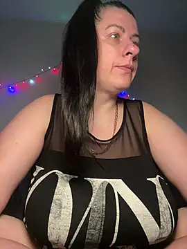 Snapshot of Evelinia chatting on April 8, 2026, 3:12 pm Evelinia online show from April 8, 2026, 3:12 pm