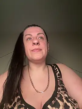 Snapshot of Evelinia chatting on April 9, 2026, 3:17 pm Evelinia online show from April 9, 2026, 3:17 pm