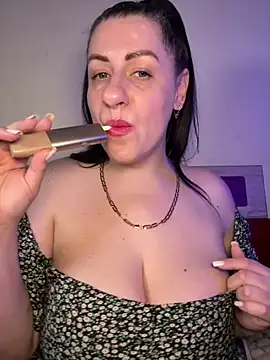 Snapshot of Evelinia chatting on May 25, 2026, 3:40 pm Evelinia online show from May 25, 2026, 3:40 pm