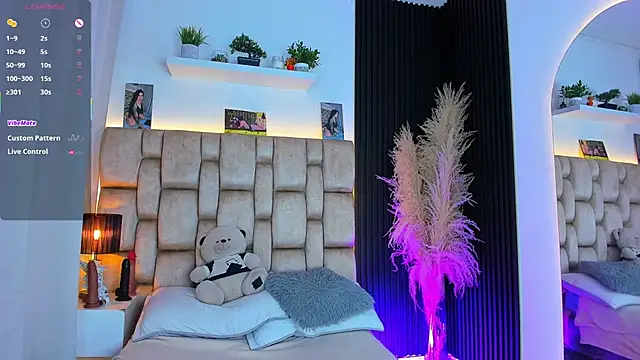 little sophie18 online show from July 27, 2026, 7:43 pm