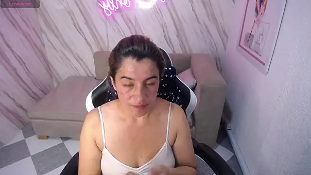 Snapshot of Valerie_b chatting on February 19, 2025, 7:38 pm Valerie b online show from February 19, 2025, 7:38 pm