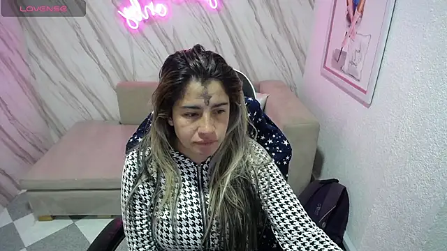 Snapshot of Valerie_b chatting on March 6, 2025, 4:08 am Valerie b online show from March 6, 2025, 4:08 am