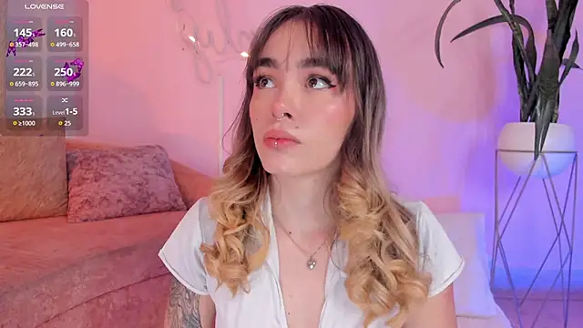 Snapshot of Lucy_Vega chatting on November 11, 2025, 3:39 am Lucy Vega online show from November 11, 2025, 3:39 am