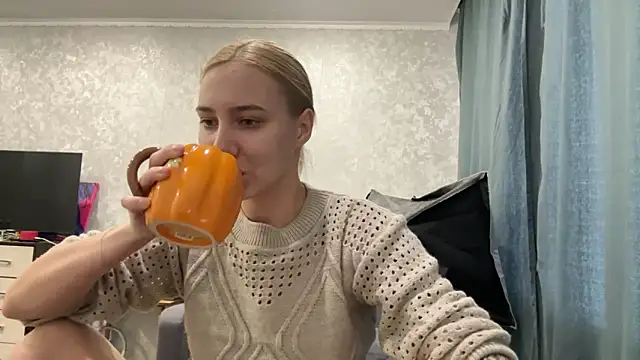 Snapshot of AnneBall chatting on January 7, 2025, 10:43 am AnneBall online show from January 7, 2025, 10:43 am