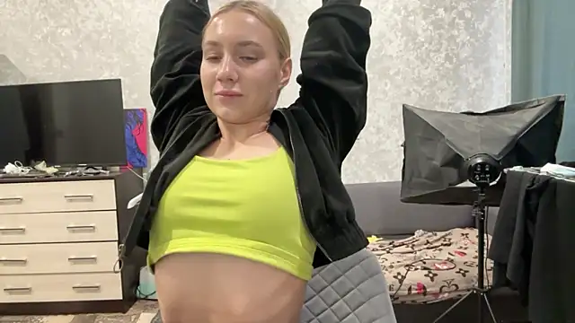 Snapshot of AnneBall chatting on February 4, 2025, 10:43 am AnneBall online show from February 4, 2025, 10:43 am