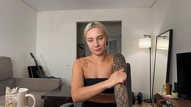 Snapshot of AnneBall chatting on December 5, 2025, 5:05 am AnneBall online show from December 5, 2025, 5:05 am