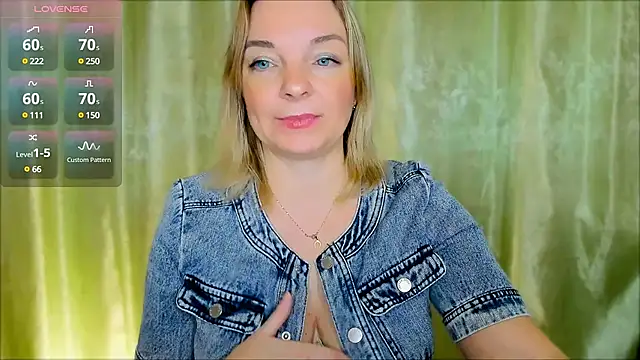 Snapshot of Regina__blue chatting on December 5, 2024, 6:11 pm Regina blue online show from December 5, 2024, 6:11 pm