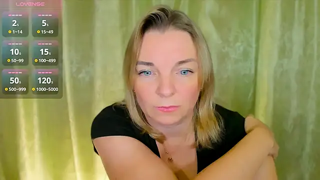 Snapshot of Regina__blue chatting on December 17, 2024, 8:43 pm Regina blue online show from December 17, 2024, 8:43 pm