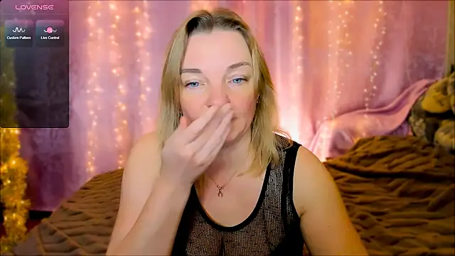 Snapshot of Regina__blue chatting on January 24, 2025, 6:56 pm Regina blue online show from January 24, 2025, 6:56 pm