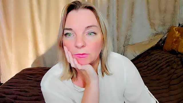 Snapshot of Regina__blue chatting on September 14, 2025, 8:19 pm Regina blue online show from September 14, 2025, 8:19 pm