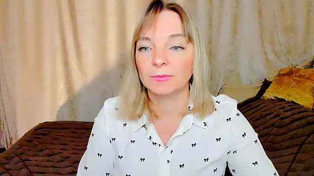 Snapshot of Regina__blue chatting on November 2, 2025, 2:30 pm Regina blue online show from November 2, 2025, 2:30 pm