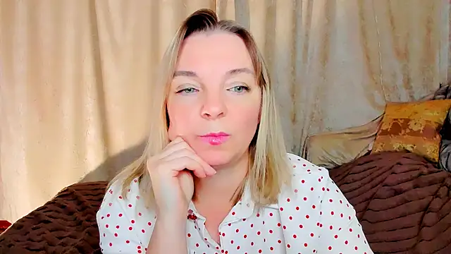 Snapshot of Regina__blue chatting on December 4, 2025, 3:10 pm Regina blue online show from December 4, 2025, 3:10 pm