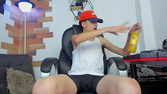 Snapshot of Kenbils chatting on January 3, 2025, 3:01 pm Kenbils online show from January 3, 2025, 3:01 pm