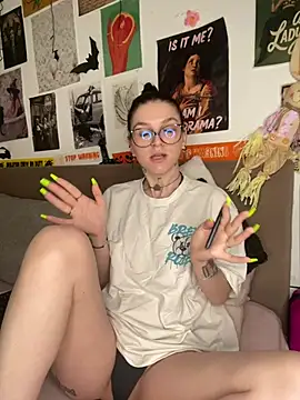 MoonAgnes online show from July 7, 2026, 6:47 am
