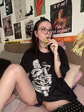 MoonAgnes online show from July 8, 2026, 4:39 am