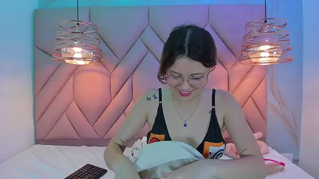 Snapshot of AngelaaCute_ chatting on January 18, 2025, 5:48 pm AngelaaCute online show from January 18, 2025, 5:48 pm