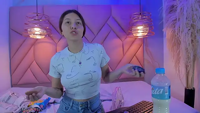 Snapshot of AngelaaCute_ chatting on February 1, 2025, 12:05 pm AngelaaCute online show from February 1, 2025, 12:05 pm