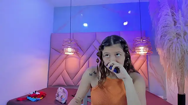 Snapshot of AngelaaCute_ chatting on February 5, 2025, 12:06 pm AngelaaCute online show from February 5, 2025, 12:06 pm