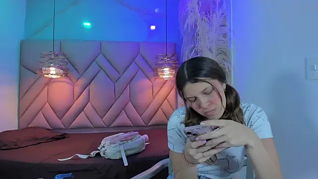 Snapshot of AngelaaCute_ chatting on February 7, 2025, 12:28 pm AngelaaCute online show from February 7, 2025, 12:28 pm