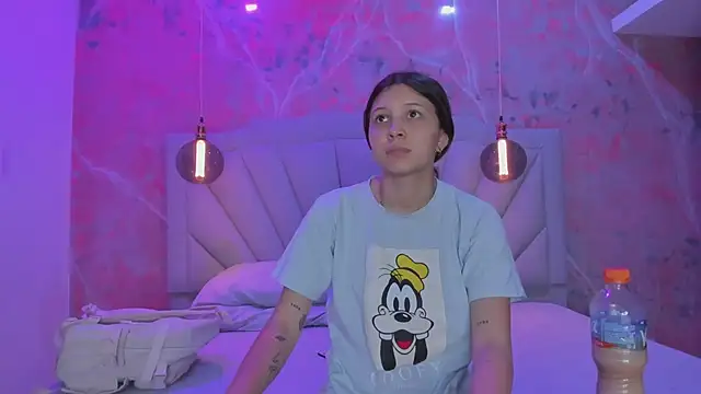 Snapshot of AngelaaCute_ chatting on March 13, 2025, 12:02 pm AngelaaCute online show from March 13, 2025, 12:02 pm