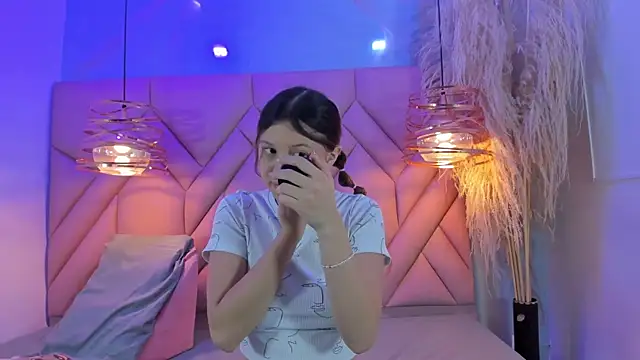 Snapshot of AngelaaCute_ chatting on March 19, 2025, 12:12 pm AngelaaCute online show from March 19, 2025, 12:12 pm