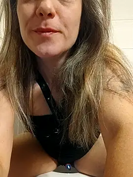 Snapshot of Dark_Angel_22 chatting on October 6, 2025, 4:10 am Dark Angel 22 online show from October 6, 2025, 4:10 am