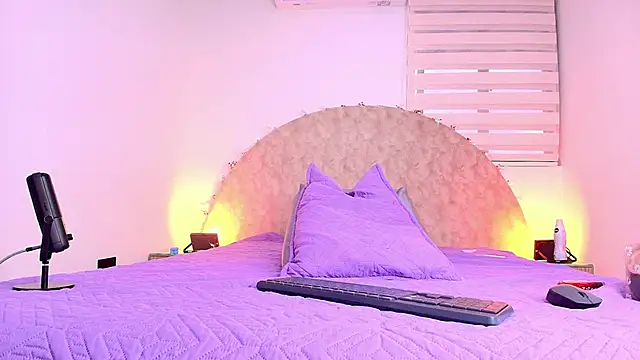 anisha x online show from December 5, 2025, 7:43 pm