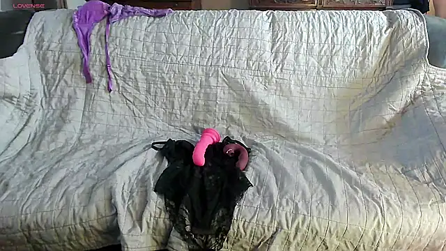 LauraMonolo online show from May 4, 2026, 5:58 am