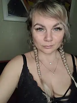 Snapshot of candy_queeen chatting on November 26, 2025, 2:56 am candy queeen online show from November 26, 2025, 2:56 am