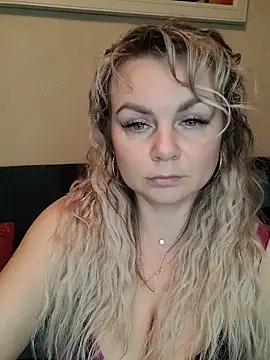 Snapshot of candy_queeen chatting on November 28, 2025, 3:14 pm candy queeen online show from November 28, 2025, 3:14 pm