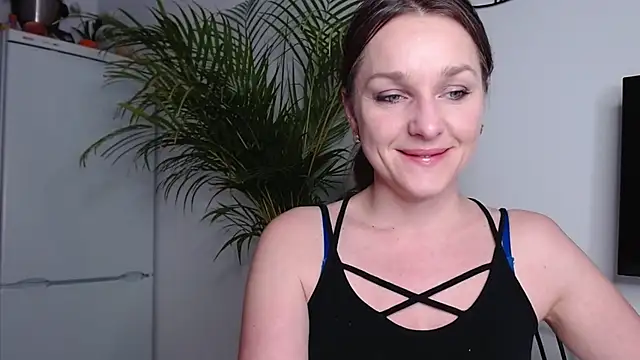 Snapshot of AliciaDesire chatting on February 13, 2025, 2:52 pm AliciaDesire online show from February 13, 2025, 2:52 pm