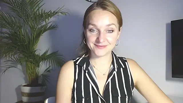 Snapshot of AliciaDesire chatting on December 3, 2025, 7:16 am AliciaDesire online show from December 3, 2025, 7:16 am