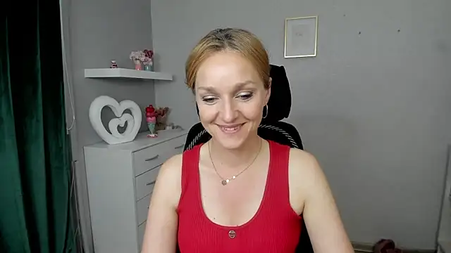 Snapshot of AliciaDesire chatting on May 21, 2026, 5:42 pm AliciaDesire online show from May 21, 2026, 5:42 pm
