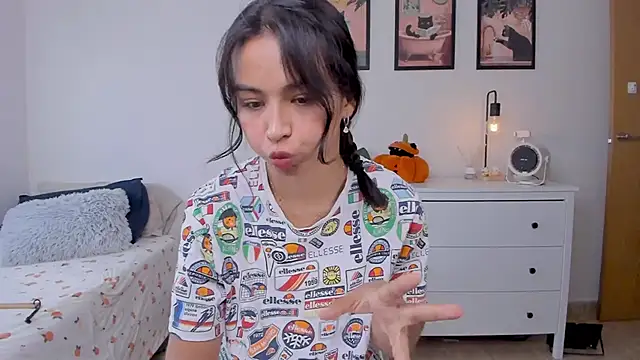 Adriennesexxx online show from September 30, 2025, 4:34 pm