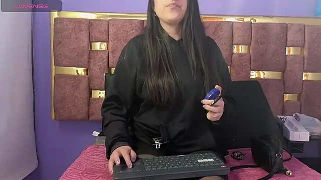 dakota guirl online show from March 21, 2025, 3:33 am