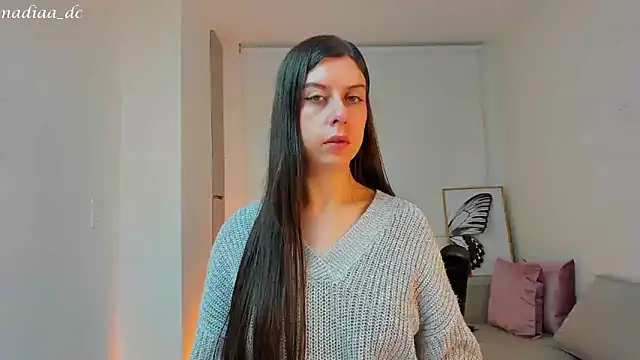 Nadiaa  online show from December 17, 2024, 2:01 am