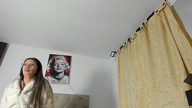 Snapshot of Vahiolet_smith chatting on September 16, 2025, 3:18 am Vahiolet smith online show from September 16, 2025, 3:18 am