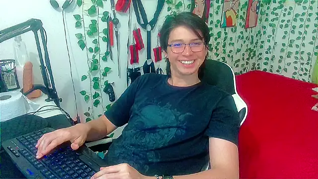 Snapshot of Andy_gray chatting on June 10, 2026, 12:37 pm Andy gray online show from June 10, 2026, 12:37 pm