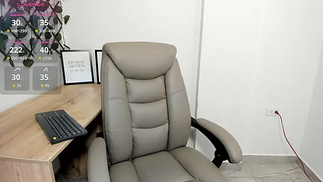 Snapshot of Madeleine__w chatting on November 4, 2025, 12:32 am Madeleine w online show from November 4, 2025, 12:32 am