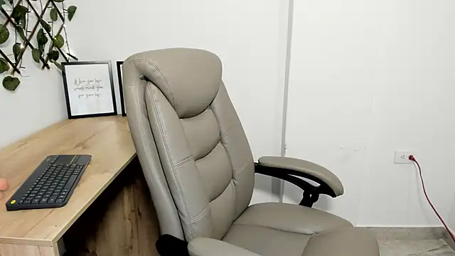 Snapshot of Madeleine__w chatting on November 11, 2025, 12:10 am Madeleine w online show from November 11, 2025, 12:10 am