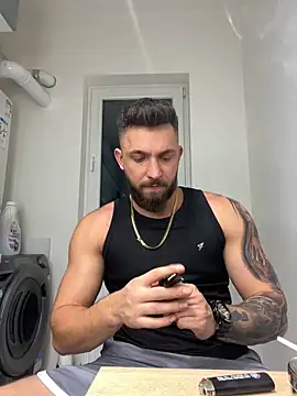 Snapshot of LoveIsBlind_ chatting on December 16, 2024, 9:31 pm LoveIsBlind online show from December 16, 2024, 9:31 pm